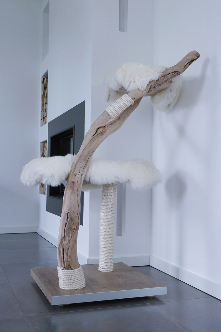 Naturkratzbaum Helsinki aus Buchenholz mit zwei Liegeflächen – MENOW interior