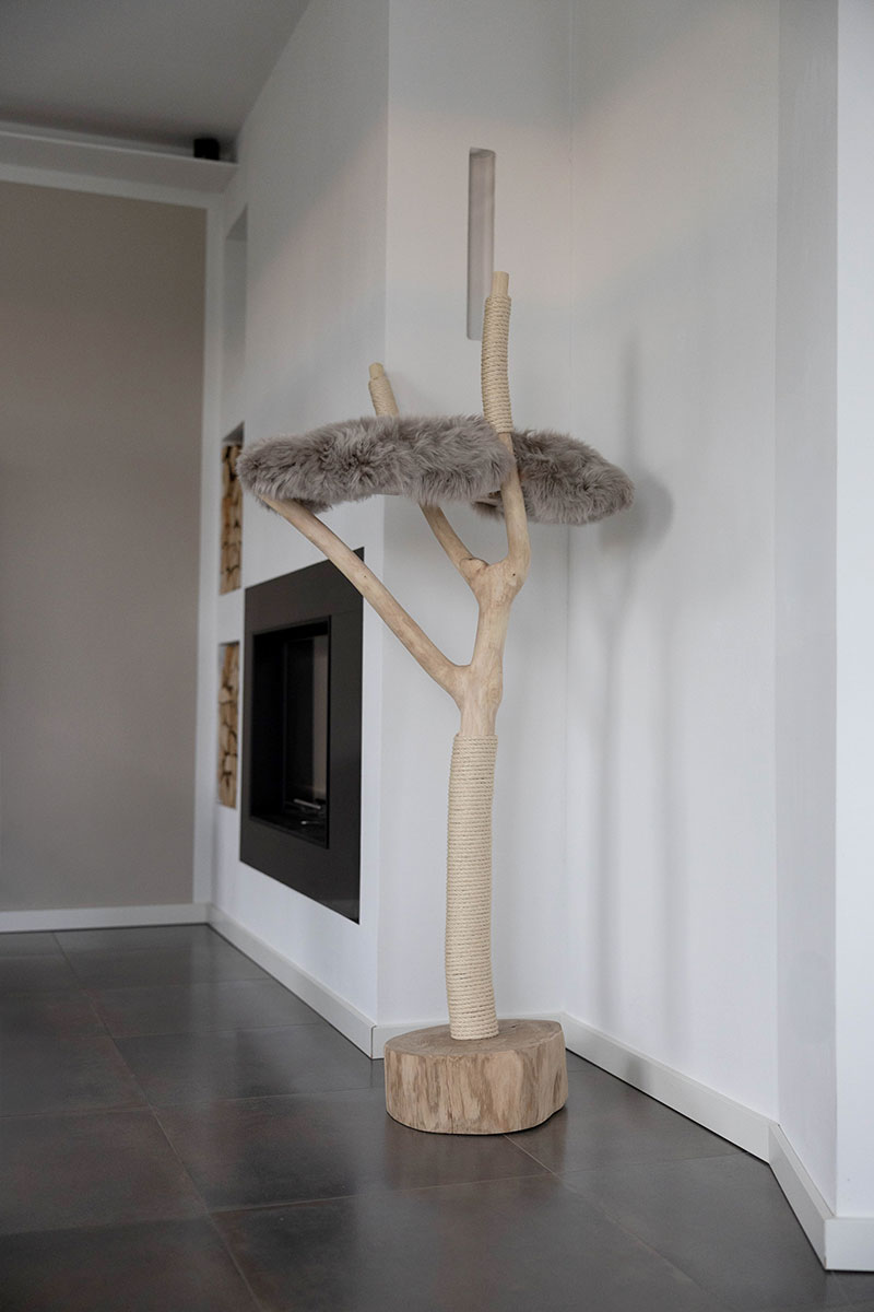 Naturkratzbaum Jena aus Pappelholz mit einer Liegefläche – MENOW interior