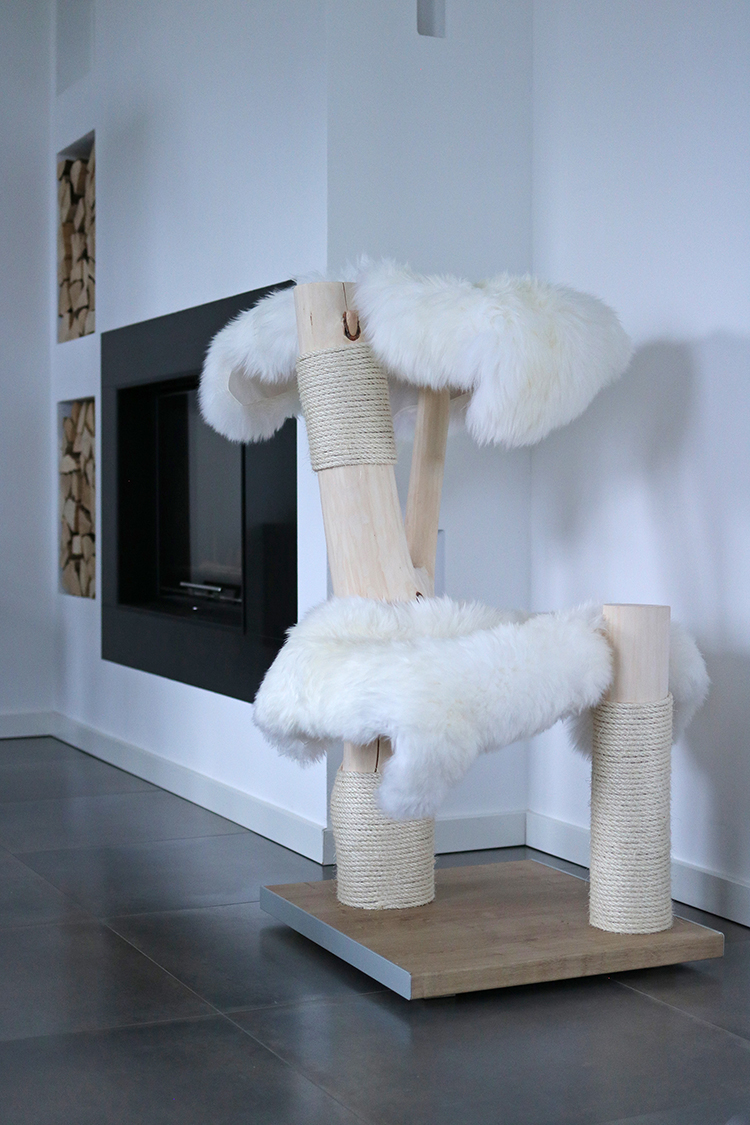 Naturkratzbaum Lissabon aus Eschenholz mit zwei Liegeflächen – MENOW interior