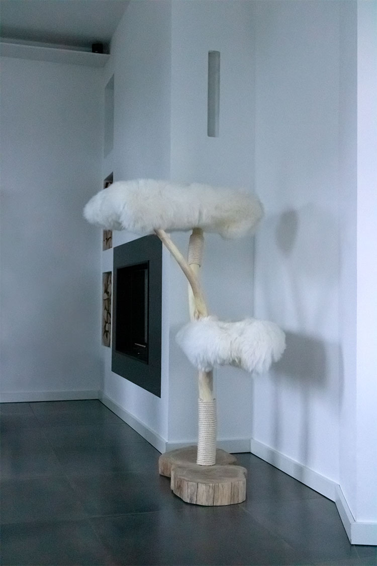 Naturkratzbaum Lüneburg aus Eschenholz mit zwei Liegeflächen - MENOW interior