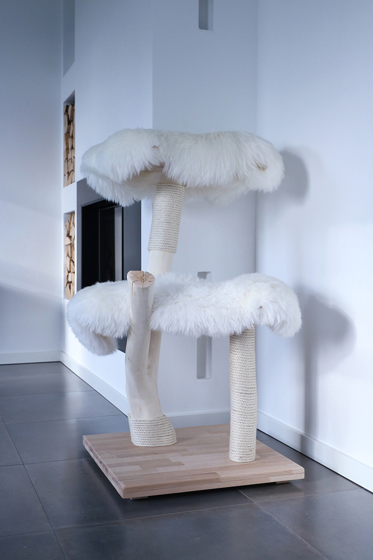 Naturkratzbaum Madrid aus Ulmenholz mit zwei Liegeflächen – MENOW interior