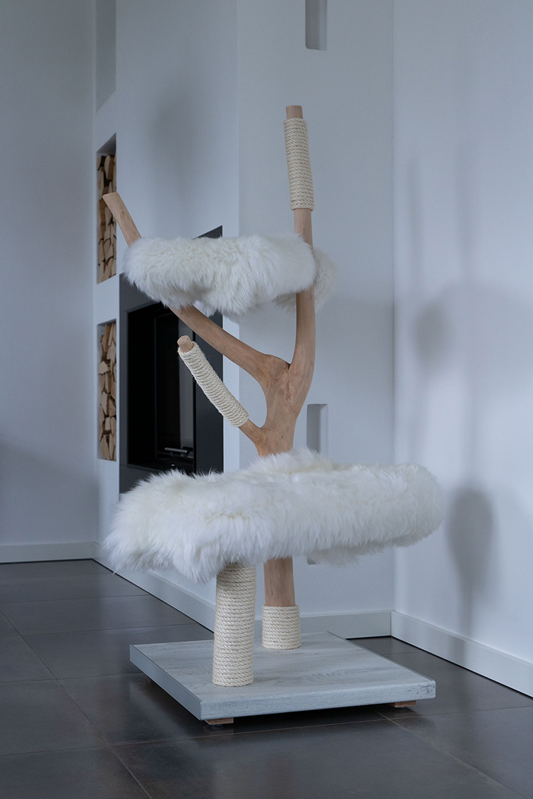 Naturkratzbaum Manchester aus Birkenholz mit zwei Liegeflächen – MENOW interior