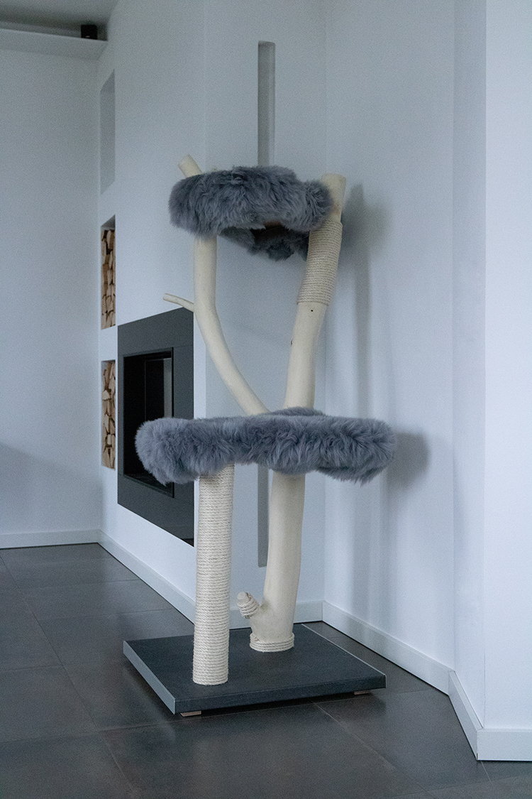 Naturkratzbaum Manila aus Eschenholz mit zwei Liegeflächen – MENOW interior