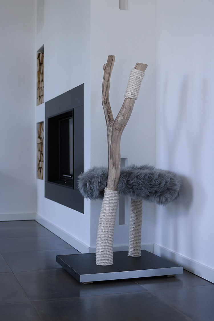 Naturkratzbaum Miami aus Buchenholz mit zwei Liegeflächen - MENOW interior