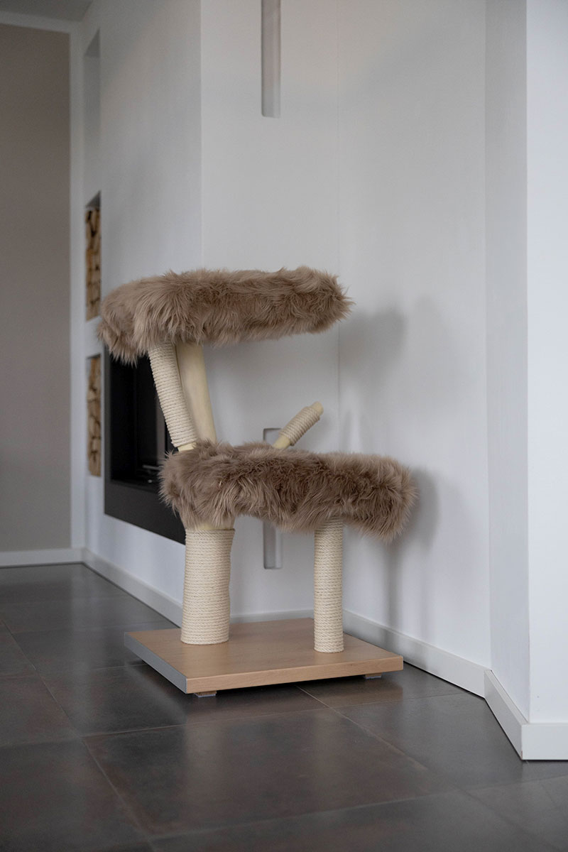 Naturkratzbaum Palma aus Ahornholz mit zwei Liegeflächen - MENOW interior