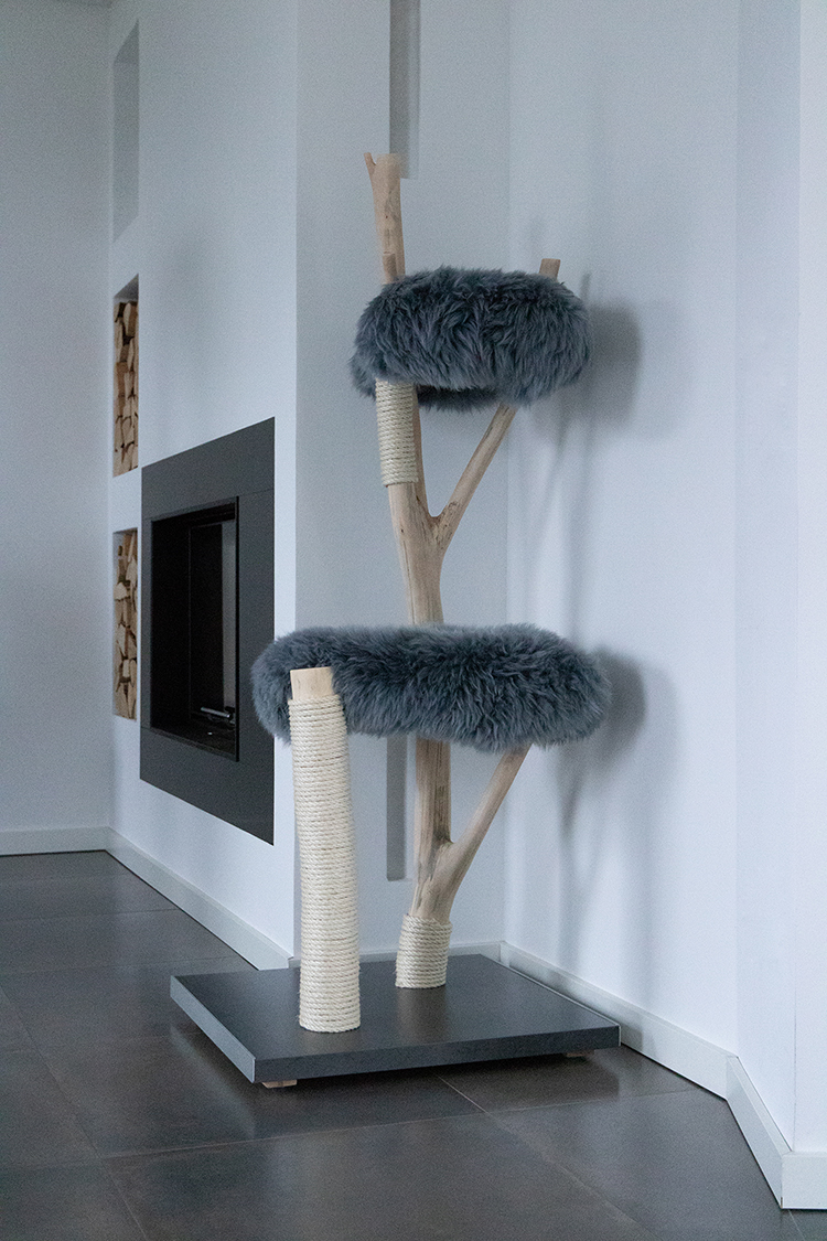 Naturkratzbaum Salzburg aus Buchenholz mit zwei Liegeflächen - MENOW interior