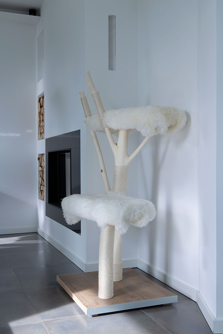 Naturkratzbaum Siena aus Eschenholz mit zwei Liegeflächen – MENOW interior