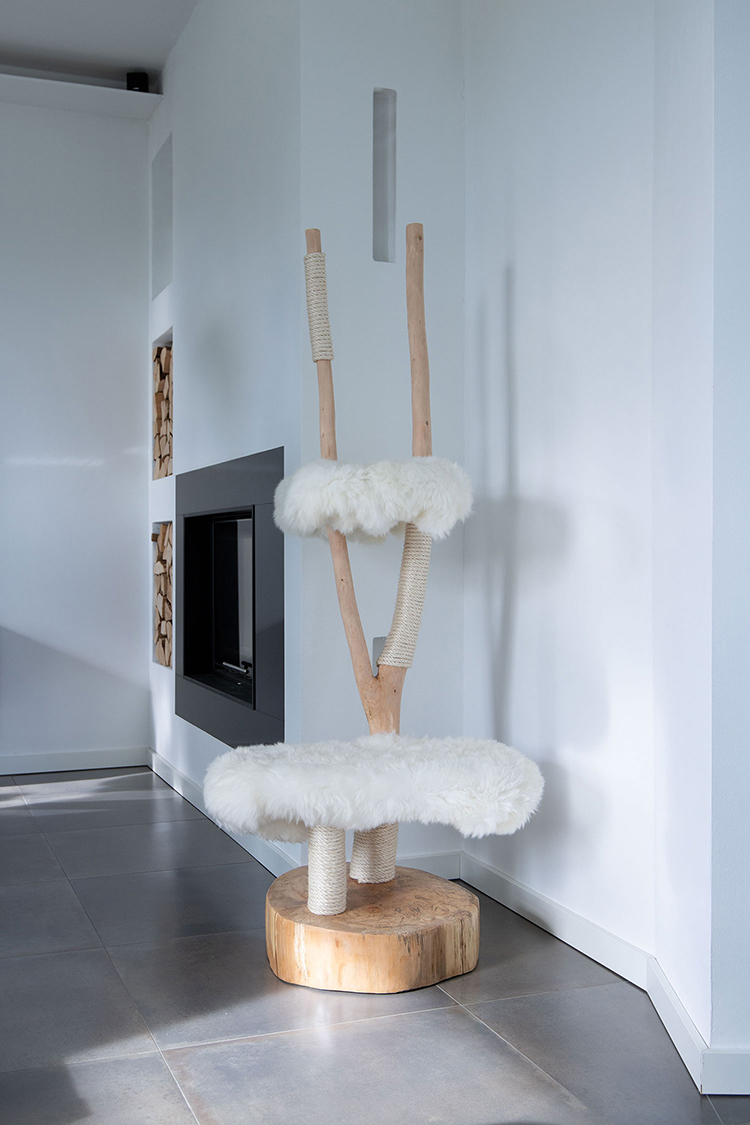 Naturkratzbaum Solothurn aus Buchenholz mit zwei Liegeflächen – MENOW interior