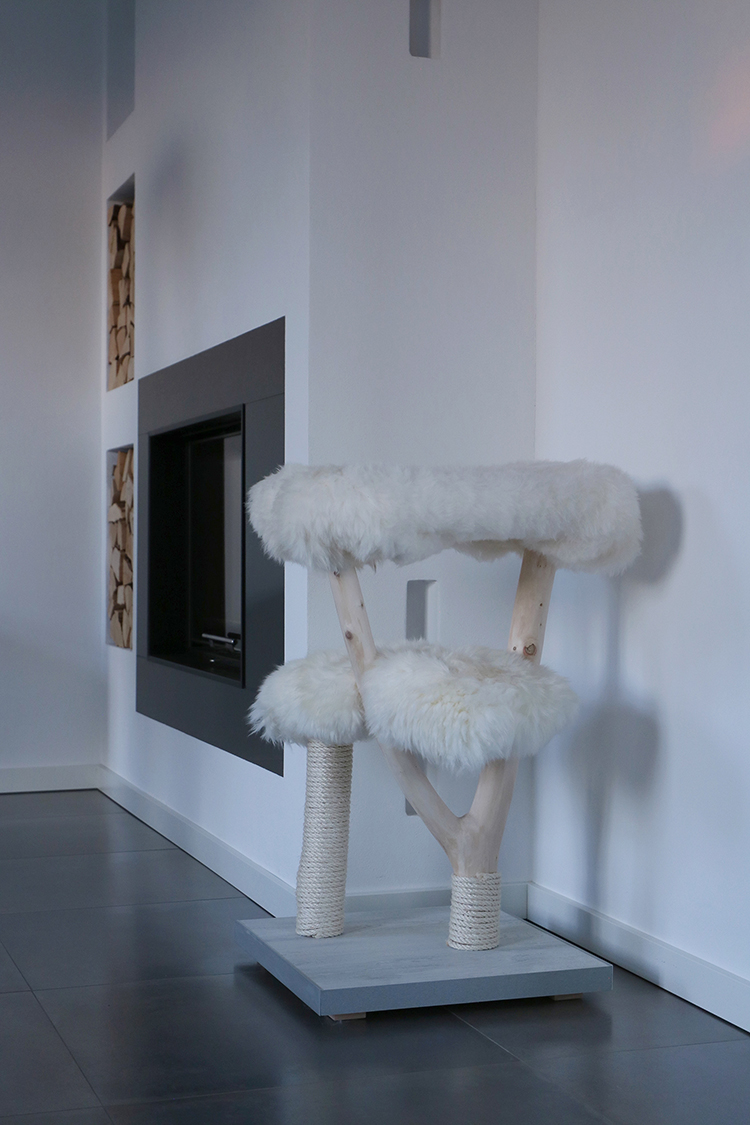 Naturkratzbaum Tivoli aus Birkenholz mit zwei Liegeflächen - MENOW interior