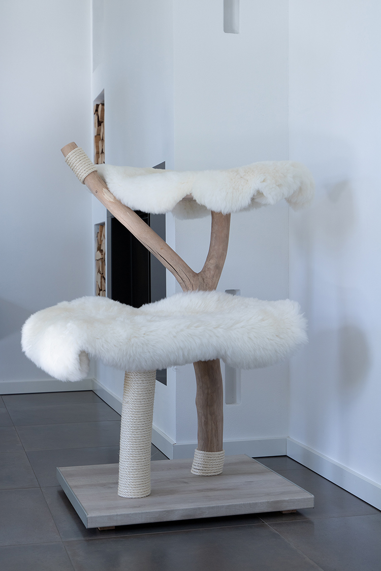 Naturkratzbaum Triest aus Buchenholz mit zwei Liegeflächen – MENOW interior