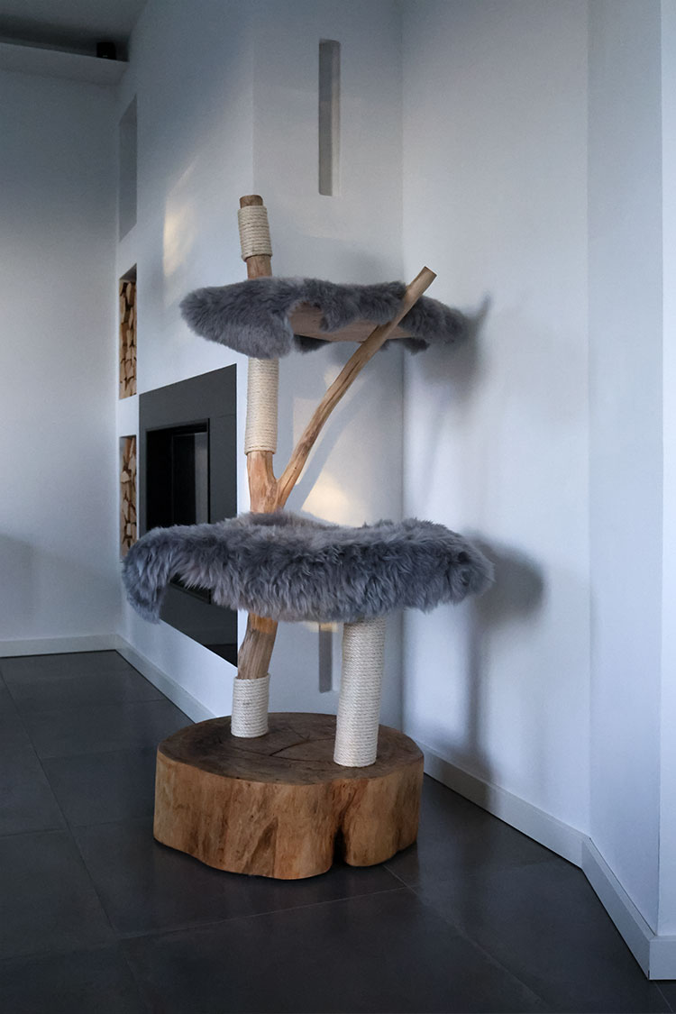 Naturkratzbaum Turin aus Eschenholz mit zwei Liegeflächen – MENOW interior