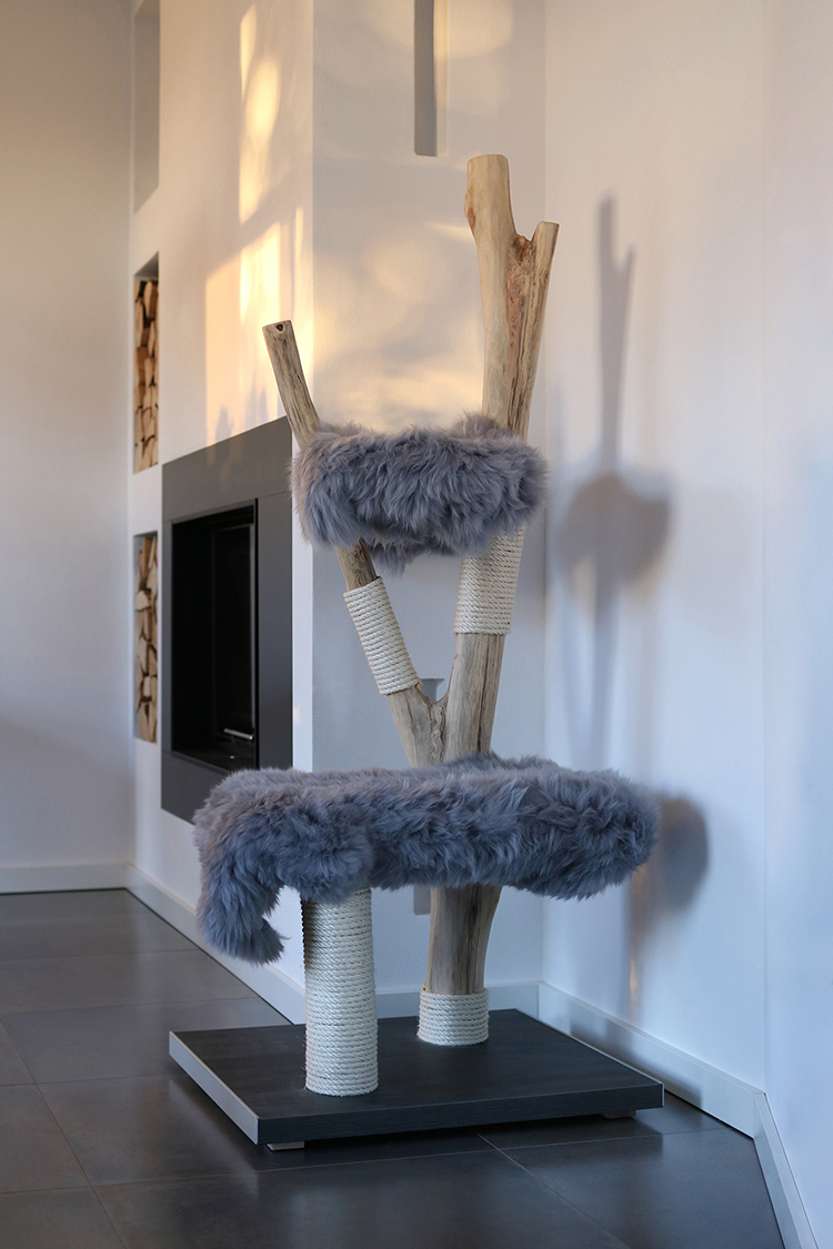 Naturkratzbaum Verona aus Birkenholz mit zwei Liegeflächen - MENOW interior