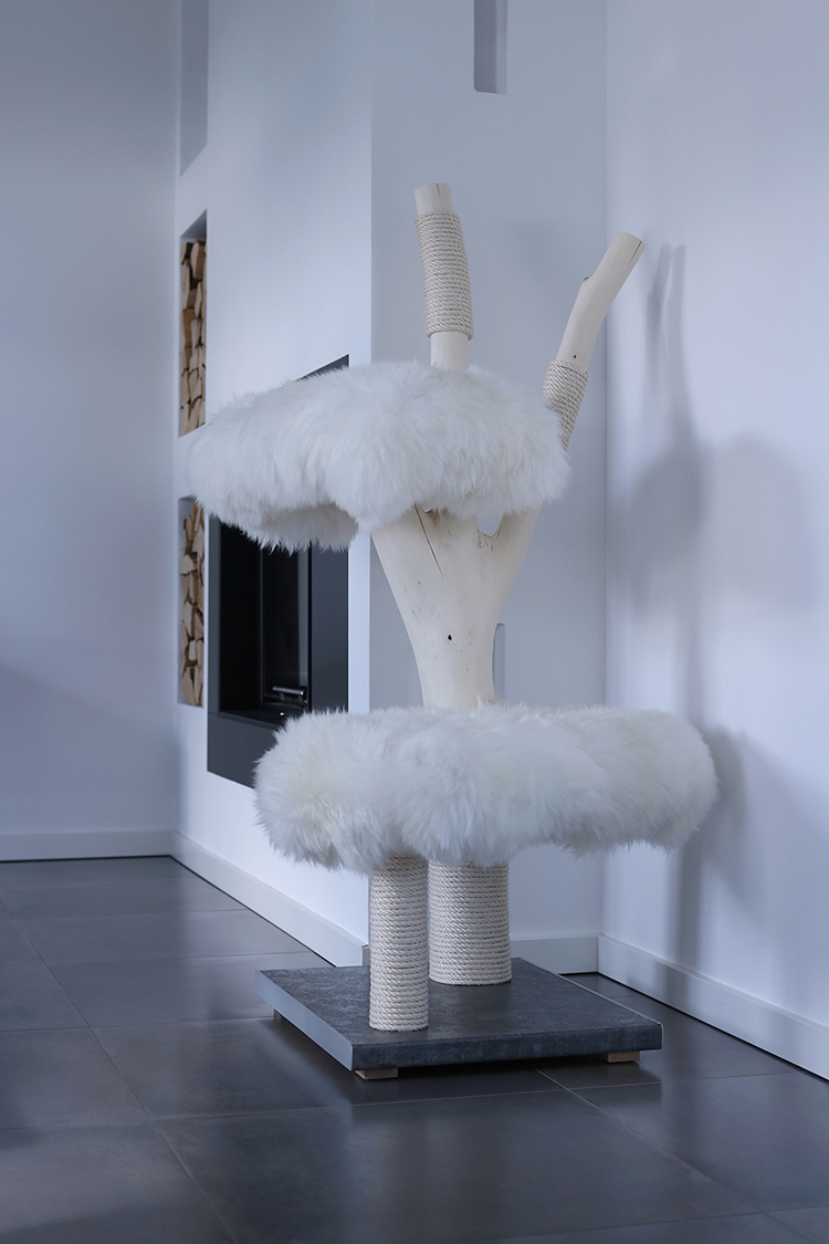 Naturkratzbaum Wolfsburg aus Ulmenholz mit zwei Liegeflächen - MENOW interior