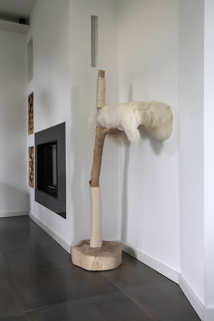 Naturkratzbaum Québec aus Buchenholz mit einer Liegefläche - MENOW interior